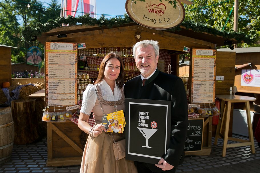 Walter Wallner vom Verband der Spirituosenindustrie begrüßt Wiener Wiesn-Geschäftsführerin Simone Kraft als Teilnehmerin der „Don’t drink and Drive“-Kampagne.