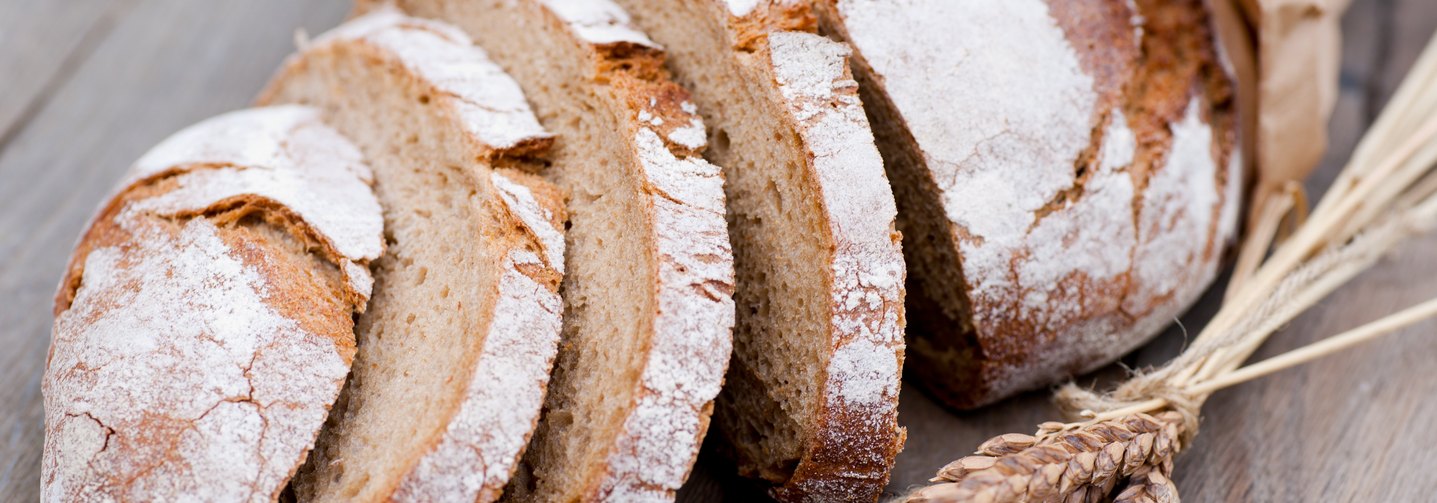 Brot - hier Weizenbrot - ist in den verschiedensten Sorten erhältlich. Die Brotherstellung unterscheidet sich je nach Sorte.
