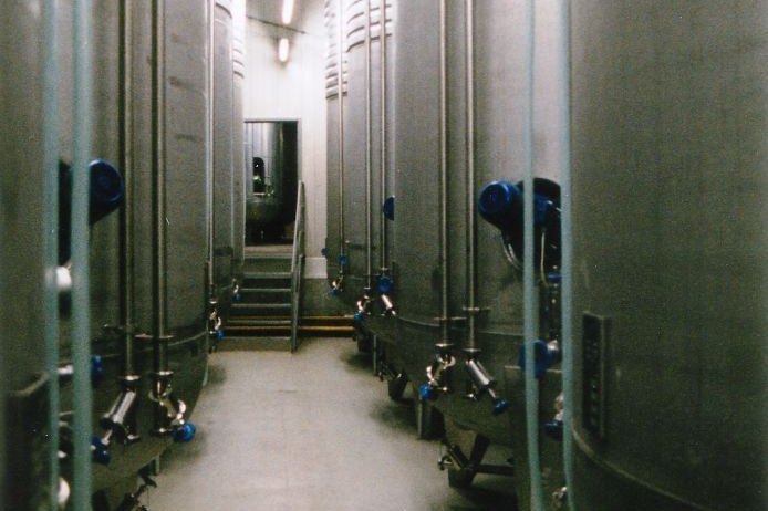 Die Tankhalle der Sektkellerei Inführ: Bei der Sektkellerei nach der Méthode Charmat erfolgt die zweite Gärung des Grundweins in speziellen Tankbehältern.