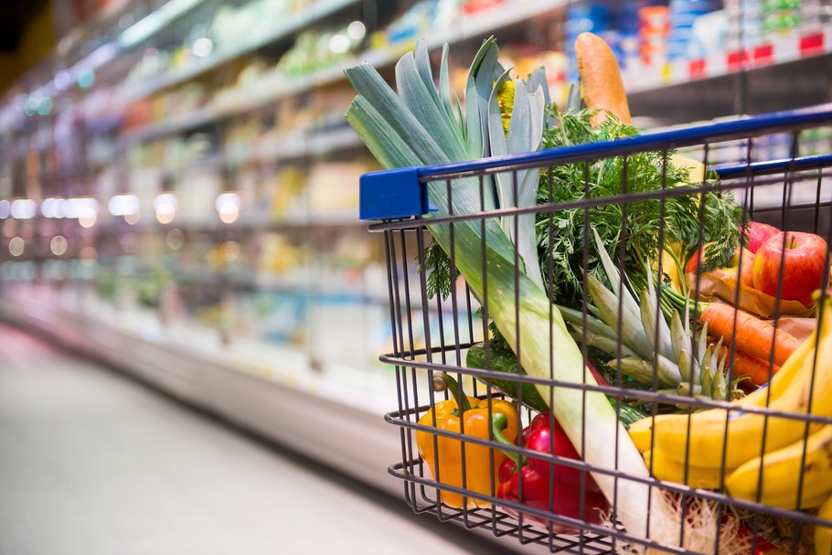 Einkaufswagen mit Lebensmitteln: Die Lebensmittelindustrie sichert Österreichs Versorgung ab.