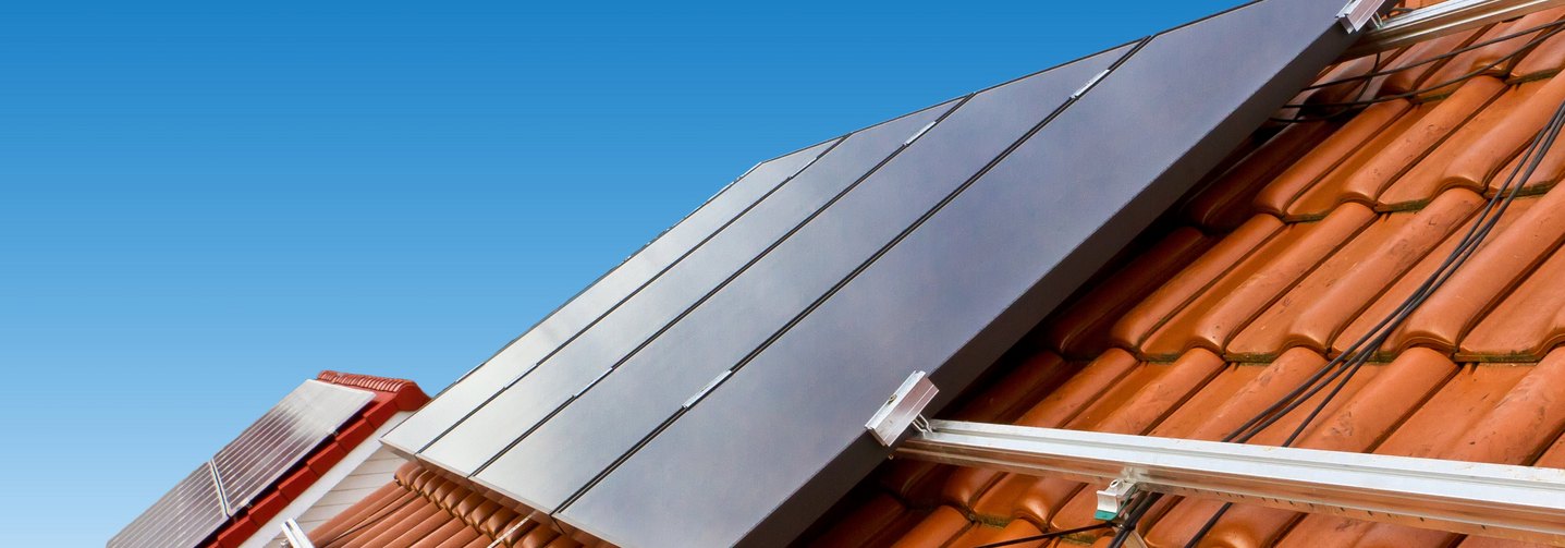 Eine Photovoltaik-Anlage auf einem Dach erzeugt nachhaltige Energie.