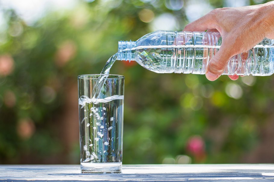 Natürliches Mineralwasser behält die Kohlensäure im Glas wesentlich länger als das Leitungswasser aus dem Wassersprudler.