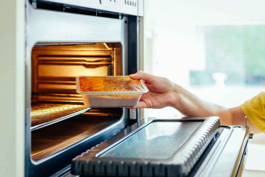 Schnelle Zubereitung im Ofen: Fertiggerichte werden oft kritisch betrachtet – doch die Dosis ist entscheidend. Foto: heckepics / iStock