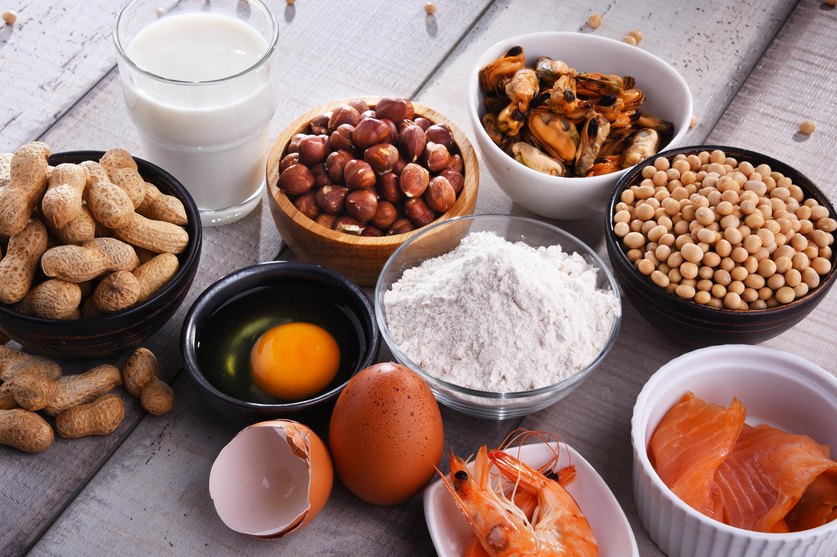 Zu den Allergenen zählen unter anderem Nüsse, Eier und Milch. Die verschiedenen Lebensmittel liegen auf einem Tisch.