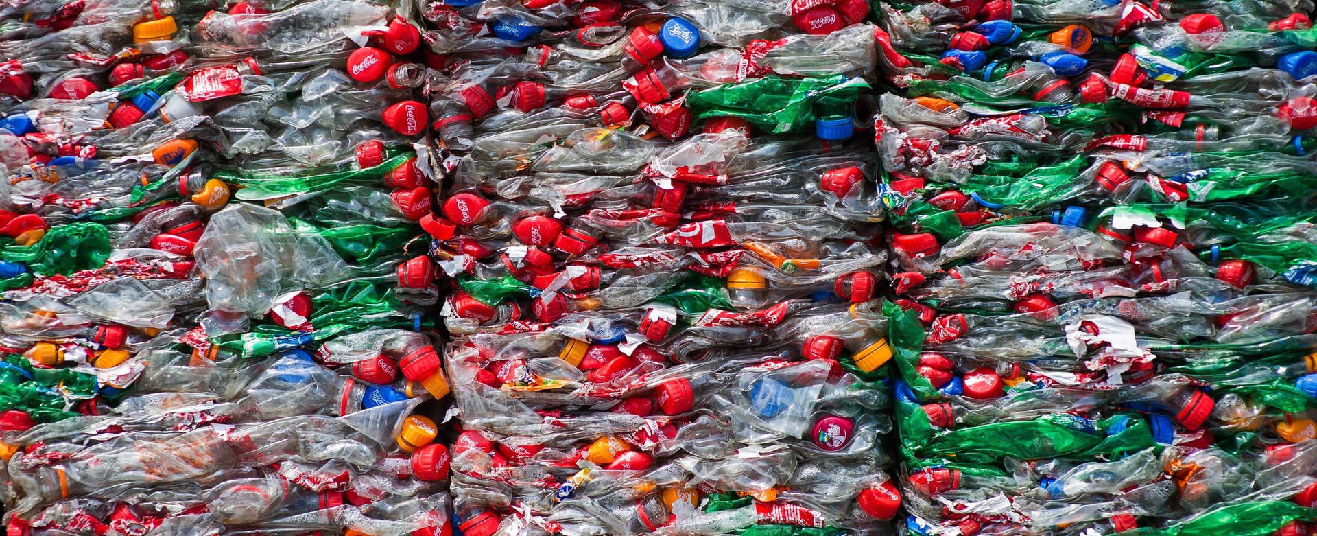 Unzählige PET-Flaschen werden im Recycling-Prozess zusammengepresst und gestapelt.