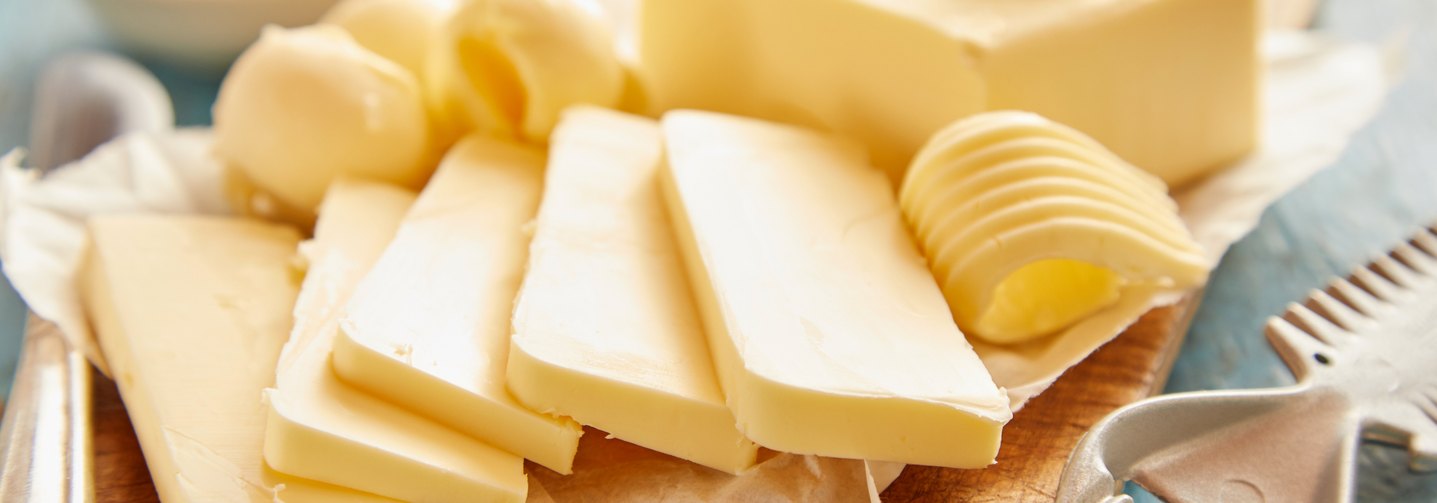 Butter in verschiedenen Variationen auf einem Brett: Fett hat wichtige technologische Funktionen bei der Herstellung von Lebensmitteln.