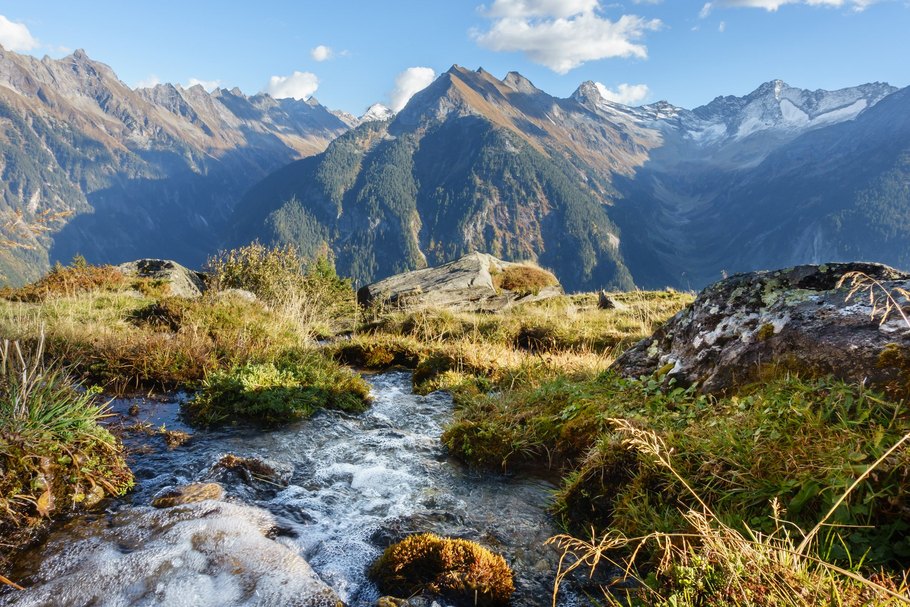 Wasserschutz schont die kostbare Ressource - hier eine natürliche Quelle in den Alpen.