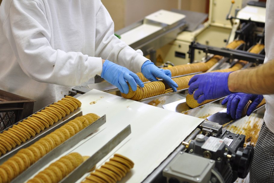 Kekse werden am Fließband unter strengen Hygienevorschriften produziert.