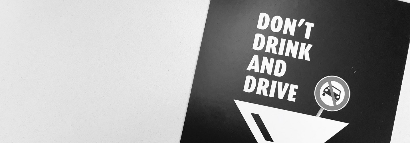Foto einer Postkarte zur „Don’t Drink and Drive“-Kampagne der österreichischen Spirituosenindustrie.