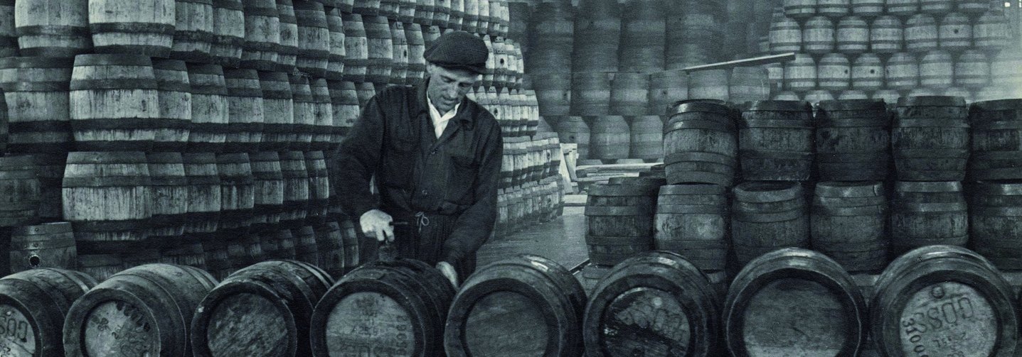 Historisches Bild aus den 1960er Jahren von einer Lagerhalle voller Gösser-Bierfässer.