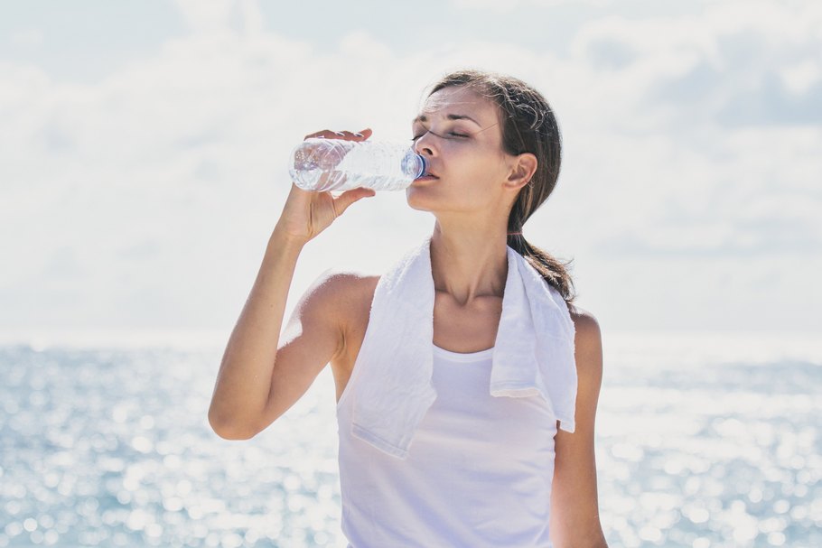 Mindestens 1,5 bis 2 Liter Flüssigkeit sollten wir täglich trinken – bei sportlicher Aktivität und an heißen Tagen noch mehr.