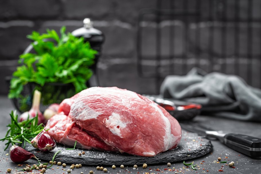 Rohes Fleisch liegt auf einer Arbeitsfläche.