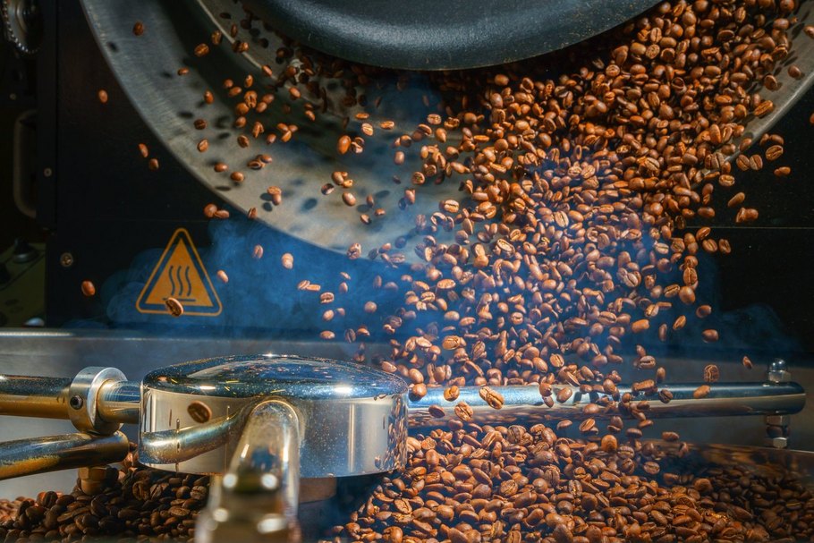 Mischen von geröstetem Kaffee: Für entkoffeinierten Kaffee wird den Bohnen das Koffein vor dem Rösten entzogen.