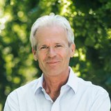 Portraitaufnahme von Karl Schwarz, Geschäftsführer der Privatbrauerei Zwettl, mit einem Hopfenfeld im Hintergrund.
