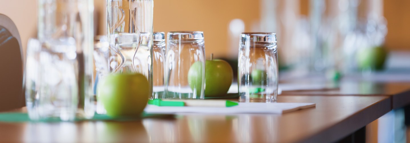 Natürliches Mineralwasser in dekorativen Glasflaschen auf dem Tisch.