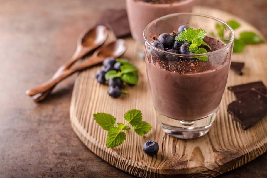 Schokoladenpudding ist mit Heidelbeeren und Minze verfeinert.