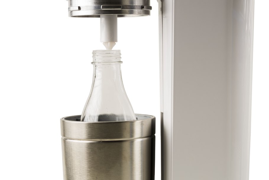 Wassersprudler - hier mit einer Glasflasche - beinhalten die Gefahr von Keimbildung.