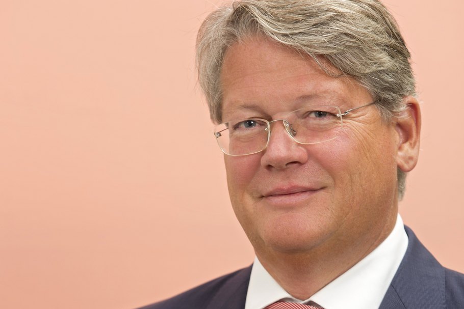 Porträt von Hans Peter Andres, Vorstand bei Manner, mit einer Manner Schnitte in der Hand.
