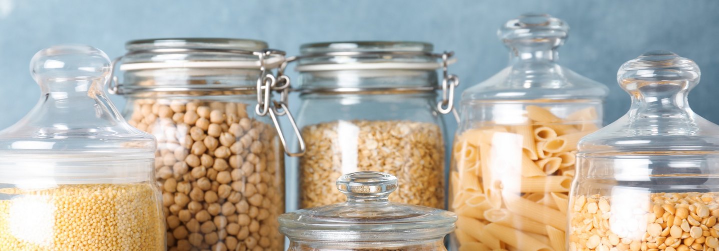 Von Nudeln bis Getreide: Die Lagerung von Lebensmitteln kann variieren - hier in verschließbaren Gläsern.