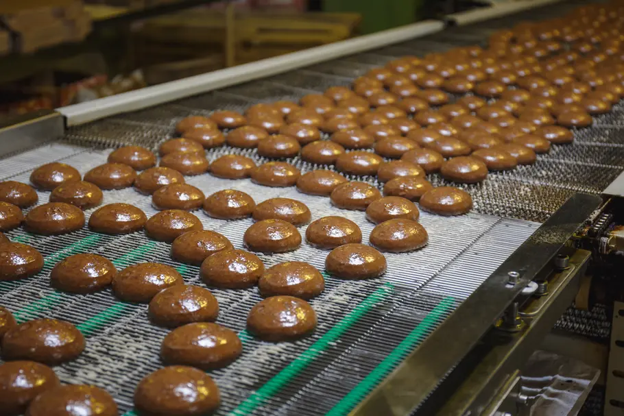 Fließband mit glasierten braunen Lebkuchen.
