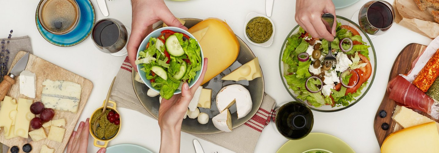 Tisch von oben mit Salat und Käse: Jedes Lebensmittel verfügt über einen spezifischen Nährwert.