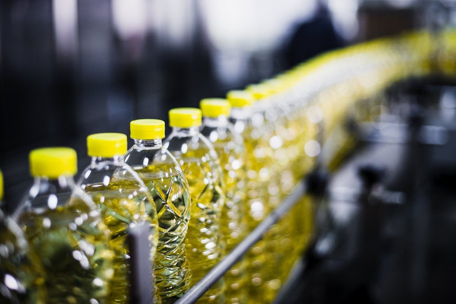 Speisefette und Speiseöle – hier Flaschen mit Sonnenblumenöl auf einem Förderband – sind wie andere Lebensmittel von der allgemeinen Teuerungswelle betroffen.