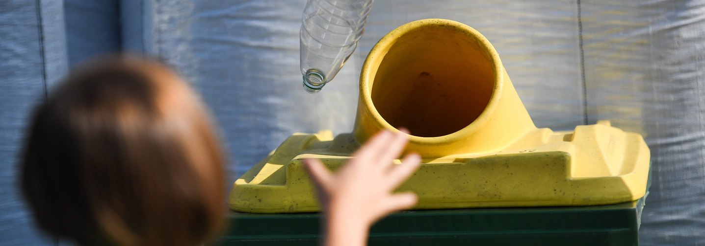 Lebensmittelverpackungen wie PET-Flaschen können über die Gelbe Tonne oder den Gelben Sack in den Stoffkreislauf zurückgeführt werden.