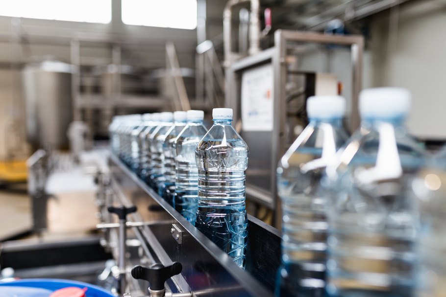 Natürliches Mineralwasser, Quellwasser und Trinkwasser wird beim Quellort in PET-Flaschen abgefüllt.