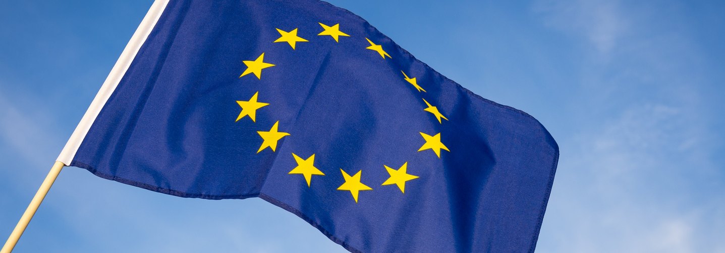 Europaflagge: Österreichs EU-Beitritt 1995 brachte mehr Vielfalt, Qualität und Sicherheit bei Lebensmitteln.