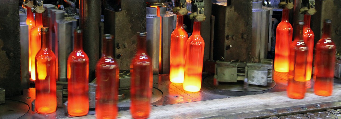Glasflaschen für Getränke - hier in der Produktion - können gut wiederverwertet werden.