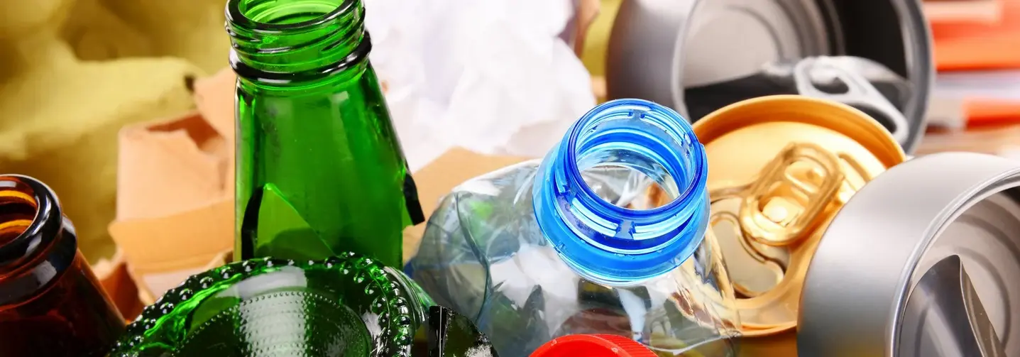 Altglas, Altpapier, Kunststoff- und Metallabfälle in verschiedenen Farben