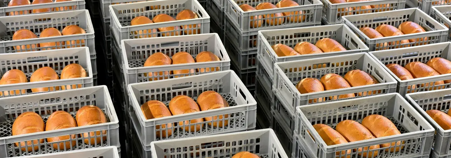 Bei Brot und Gebäck - hier Brote in Körben zur Auslieferung - fallen am meisten vermeidbare Lebensmittelabfälle an.
