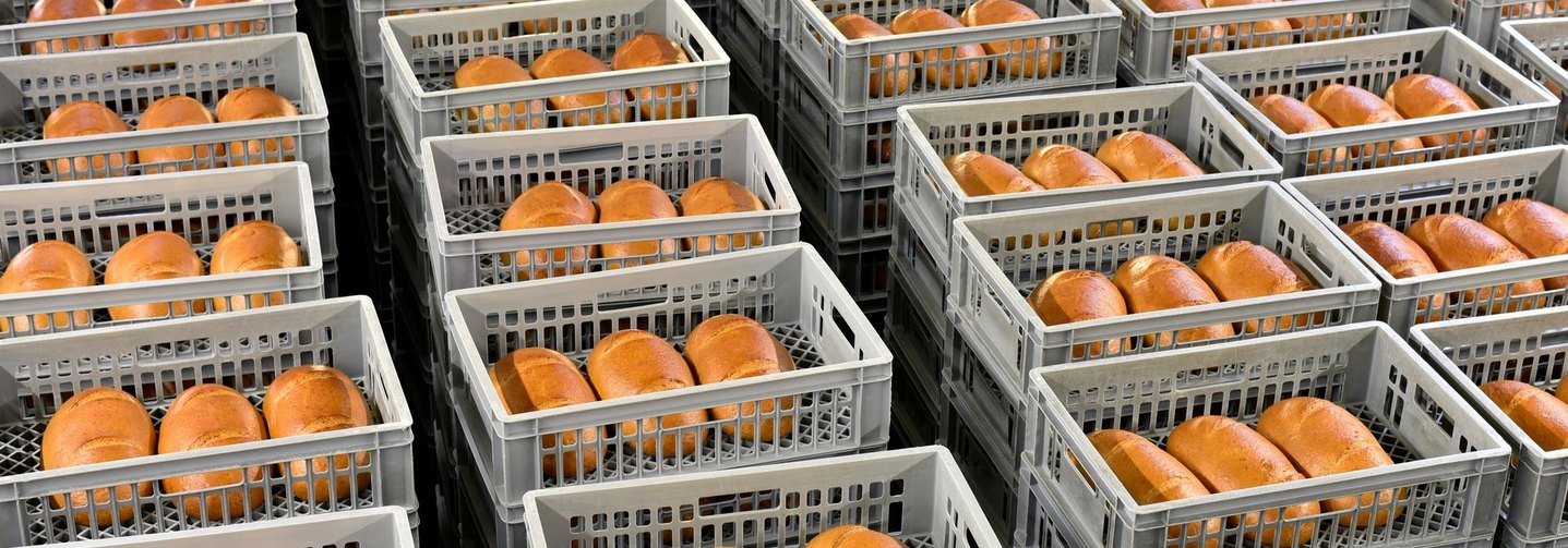 Bei Brot und Gebäck - hier Brote in Körben zur Auslieferung - fallen am meisten vermeidbare Lebensmittelabfälle an.