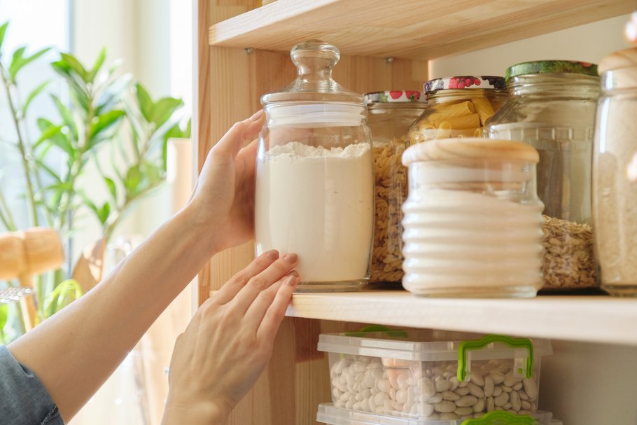 Trockene Lebensmittel werden im Vorratsschrank aufbewahrt - in der Originalverpackung oder in einem passenden Gefäß.