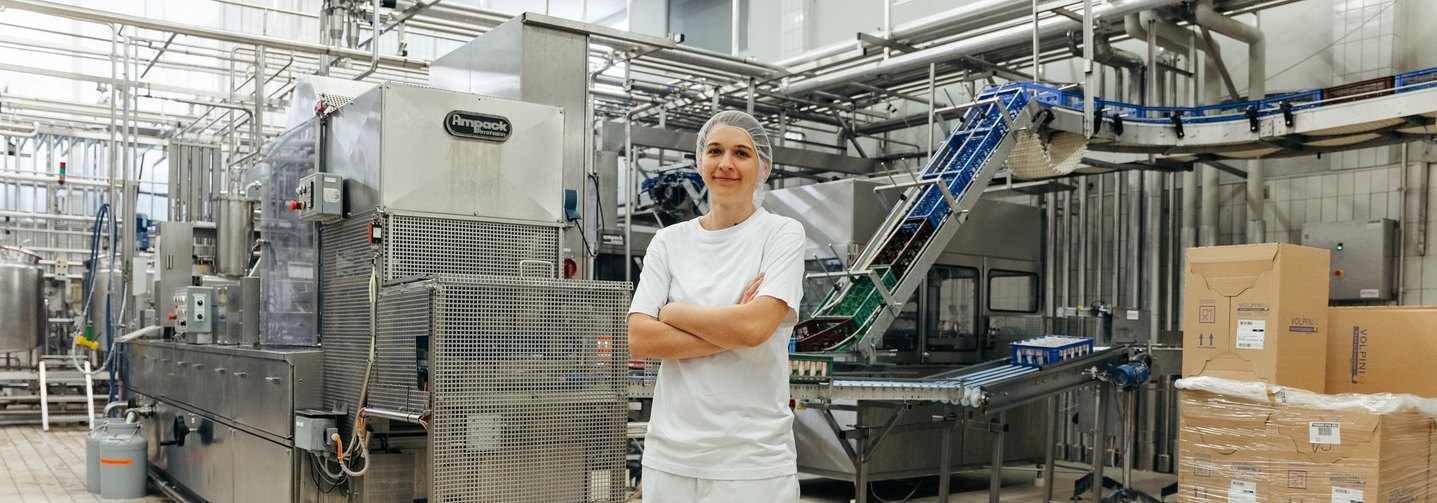 Am Produktionsstandort: Elisabeth Listmayer, erfahrene Lebensmitteltechnikerin bei Vorarlberg Milch.