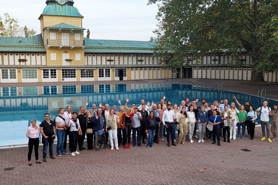 Mineralwassersommeliers auf Exkursion: Beim Jahrestreffen der Wasser Sommelier Union (WSU) 2023 besuchten die Mineralwasserprofis den PET to PET Standort Müllendorf und den Vöslauer Mineralbrunnen in Bad Vöslau.