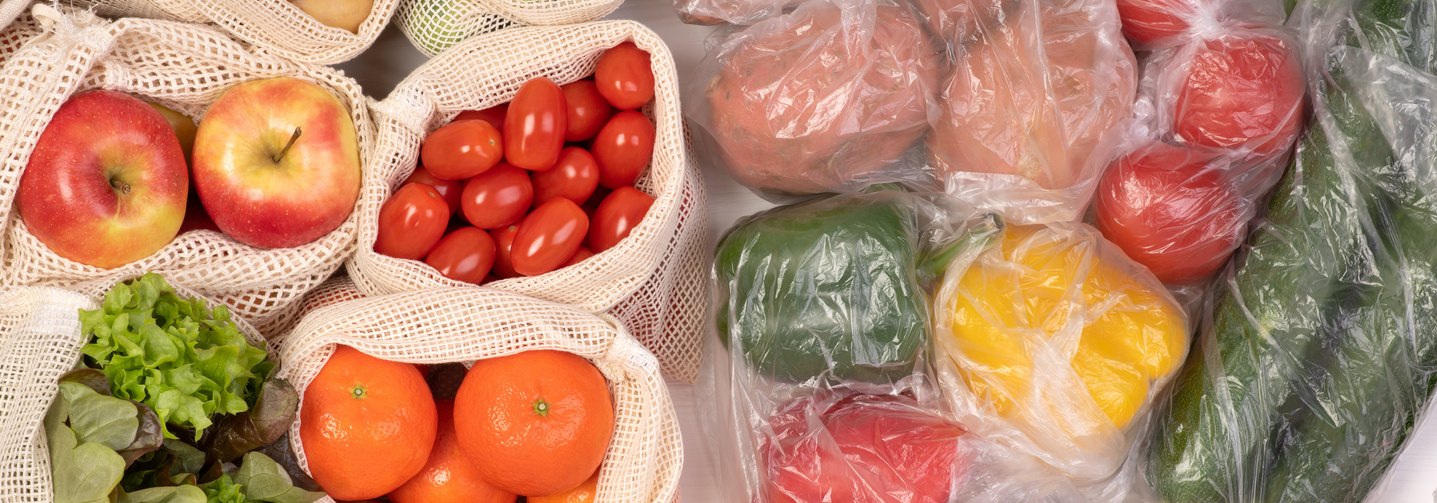 Lebensmittelverpackungen - wie hier für Obst und Gemüse - zählen zu den Lebensmittelkontaktmaterialien.
