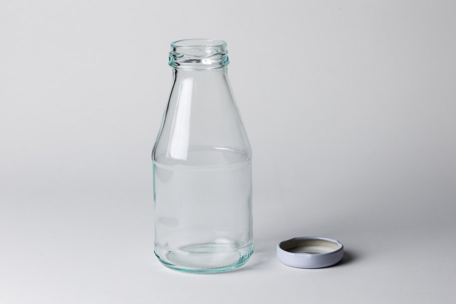 Behälterglas - hier eine Glasflasche mit Deckel - wird gerne als Verpackung für Getränke und Lebensmittel eingesetzt.