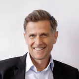 Stephan Mölls, geschäftsführender Gesellschafter der esarom GmbH, sitzend am Schreibtisch