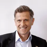 Stephan Mölls, geschäftsführender Gesellschafter der esarom GmbH, sitzend am Schreibtisch