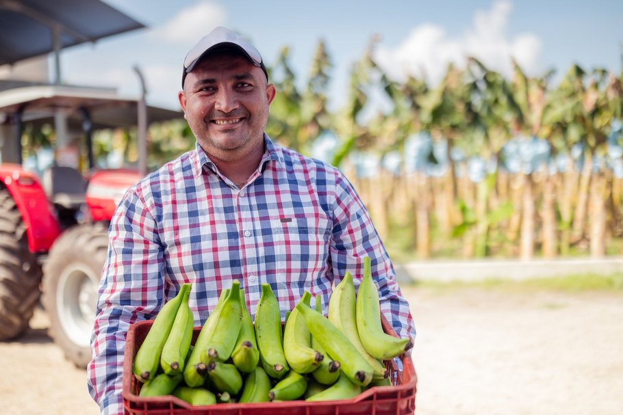 Soziale Nachhaltigkeit umfasst die Einhaltung der Menschenrechte und faire Arbeitsbedingungen. Auf dem Foto: Ein Bauer mit Bananen.