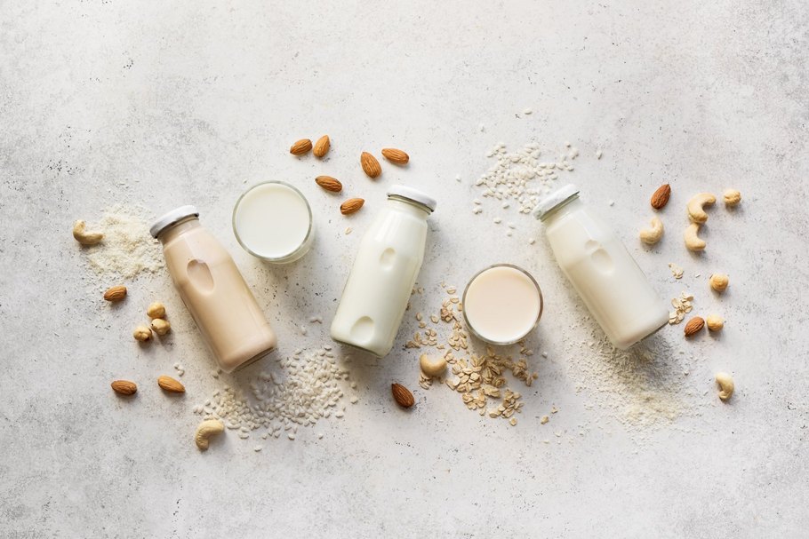 Milchersatzprodukte auf hellem Hintergrund: Vegane Drinks aus Hafer, Soja oder anderen pflanzlichen Zutaten dürfen nicht „Milch“ genannt werden.