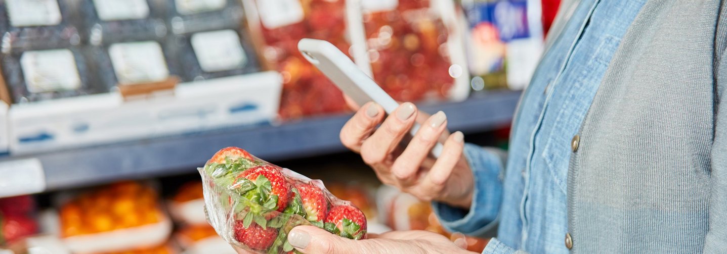 Viele Lebensmittel in österreichischen Supermärkten - wie hier zum Beispiel Erdbeeren - sind mit Gütesiegeln versehen.