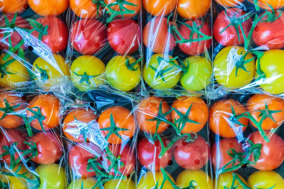 Tomaten in Kunststofffolie verpackt in Draufsicht