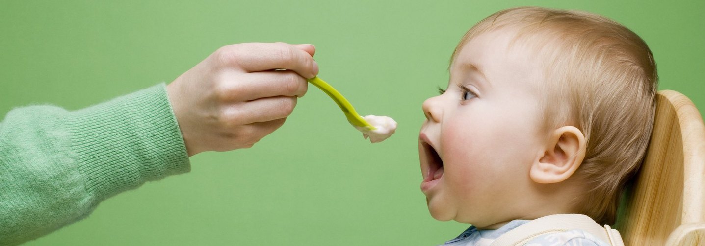 Ein Baby wird mit Beikost gefüttert: Säuglingsnahrung muss strenge rechtliche Vorgaben erfüllen.