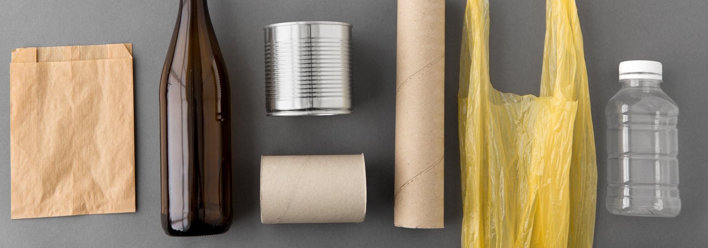 Papier, Pappe und Karton, Glas, Metall und Kunststoff: Gebräuchliche Packstoffe im Überblick.