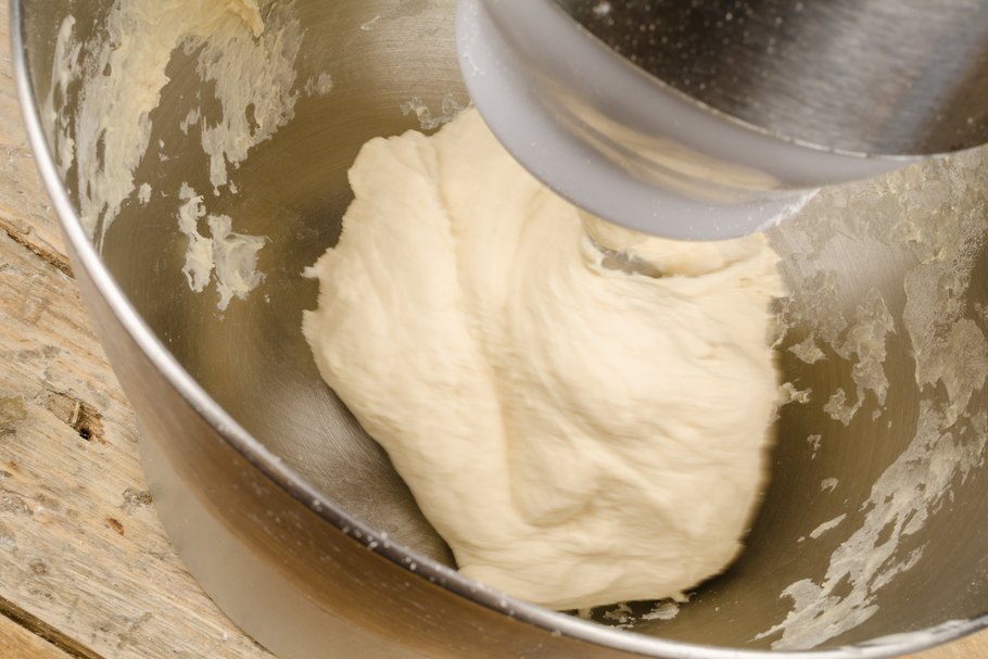 Nach dem Zusammenrühren werden die Zutaten für den Lebkuchen in einer Knetmaschine geknetet.