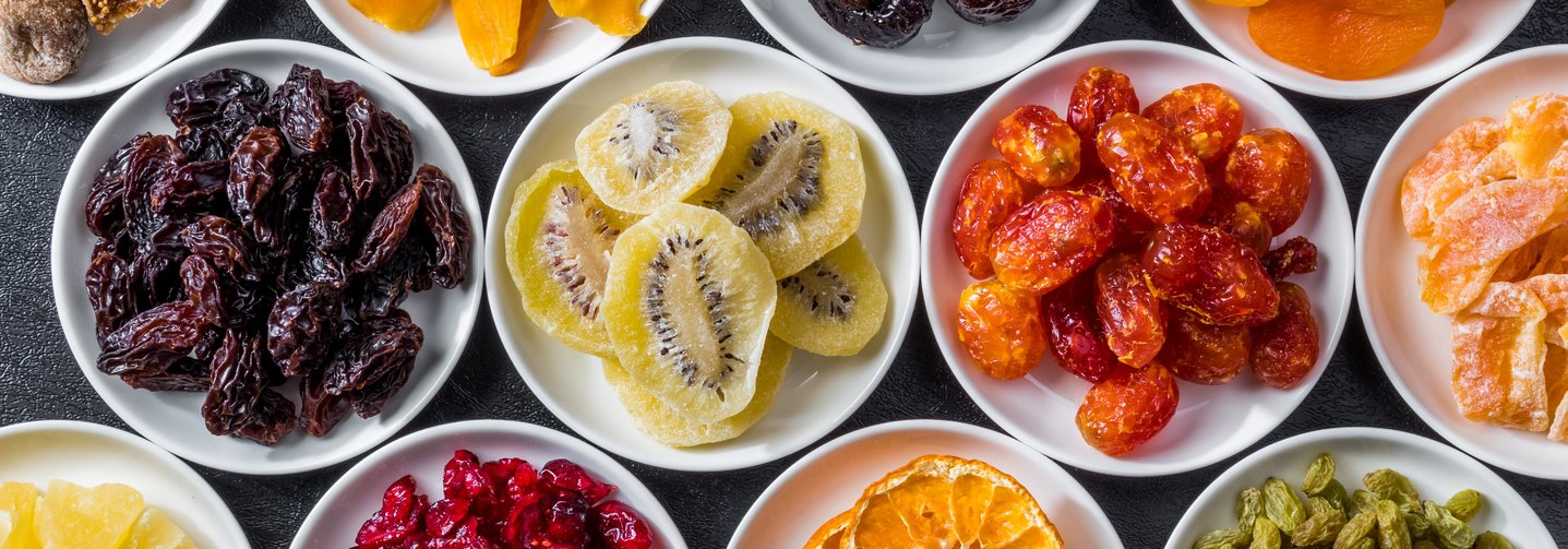 Ein Beispiel für haltbar gemachte Lebensmittel: Verschiedene gedörrte Früchte auf einem Tisch - von Orangenscheiben bis zu Feigen.