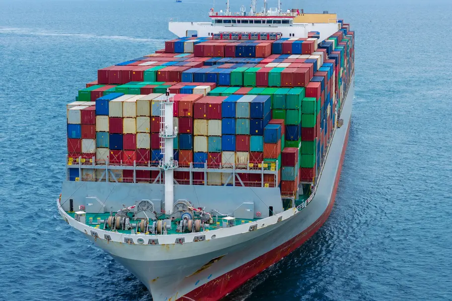 Vorderansicht eines Containerschiffs mit einer Ladung von Containern auf dem Meer 