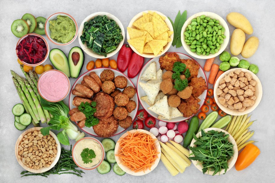 Vielfältige Auswahl an veganen Lebensmitteln: Diese Ernährungsform schließt tierische Lebensmittel jeglicher Art aus. Foto: marilyna / iStock